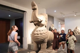 外国游客参观并了解岘港占族雕塑博物馆的文物。图自 越通社