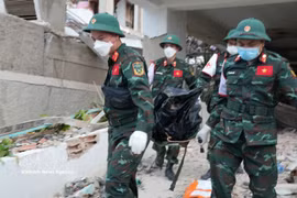 委内瑞拉地震：越南救援力量将遇难者遗体运出废墟