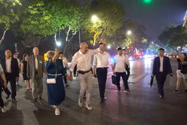 匈牙利总统舒尤克·道马什偕夫人漫步环剑湖。图自 越通社