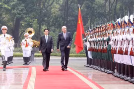 国家主席梁强与匈牙利总统舒尤克·道玛什共同检阅越南人民军仪仗队。图自 越通社