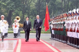 国家主席梁强与匈牙利总统舒尤克·道玛什共同检阅越南人民军仪仗队。图自 越通社