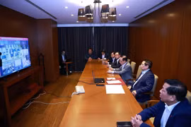范明政总理与国内各省市举行视频会议，部署救援抢险及灾后恢复工作。图自 越通社