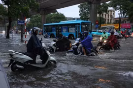 10月7日早晨，32号国道多处路段被积水淹没。图自 越通社