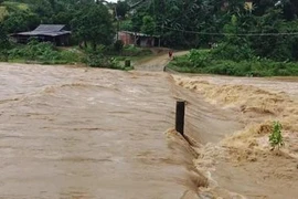 越南中部多省再遭洪涝侵袭 各方紧急转移群众保安全