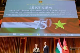 越南驻匈牙利大使裴黎泰与匈牙利国会常务副主席玛特劳伊•玛尔道共同出席于布达佩斯举办的越匈建交75周年（1950年2月3日－2025年2月3日）暨越南南方解放与国家统一50周年（1975年4月30日－2025年4月30日）纪念活动。图片来源：越通社转发