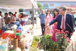 在老挝传播越南传统春节饮食文化之美