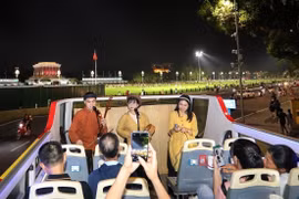 “巴士上盲人曲演唱”经过胡志明陵。图自越通社