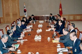 1995年4月11日至17日，越共中央总书记杜梅对韩国进行正式访问，并与韩国总统金泳三举行会谈。图自 越通社