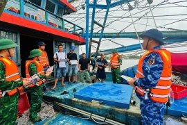 第13号台风逼近越南中部海域 强风与巨浪预警升级