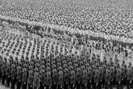 1975年9月2日上午举行的庆祝越南民主共和国成立30周年的集会、阅兵和游行活动，吸引了40多万名群众和军民以及600多名国际代表参加。图自 越通社