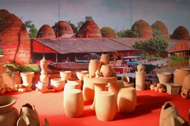 游客观赏精美的陶瓷作品。图自 越通社
