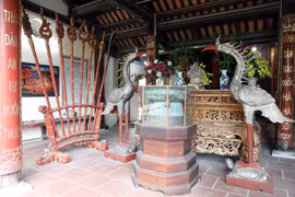 在雄王祖庙的前殿祭祀空间内，供奉着一座雕饰精美的香炉。香炉上雕刻着浓郁“雒鸿”文化风格的纹样。图自 越通社