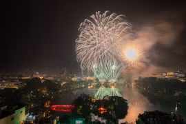 烟花璀璨迎新年 越南吸引大批外国游客跨年