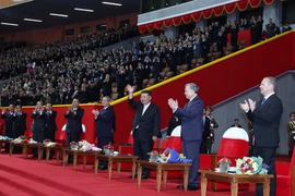 朝鲜劳动党总书记、国务委员长金正恩与越共中央总书记苏林及各位代表一同出席活动。图自 越通社