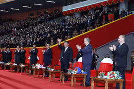 朝鲜劳动党总书记、国务委员长金正恩与越共中央总书记苏林及各位代表一同出席活动。图自 越通社