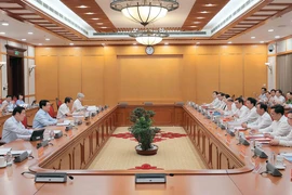 越共中央政治局与6省省委常委会召开会议