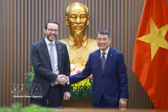 越南政府总理黎明兴会见大不列颠及北爱尔兰联合王国驻越南大使伊恩·弗鲁。图自越通社
