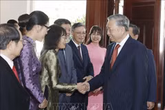 苏林总书记会见越南驻老挝大使馆工作人员和旅老越侨代表。图自越通社