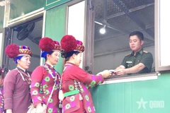 莱州省边防部队为边境居民办理出入境手续。图自越南人民军队报