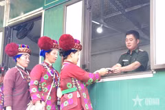 莱州省边防部队为边境居民办理出入境手续。图自越南人民军队报