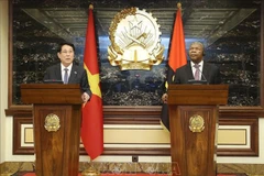 越南国家主席梁强与安哥拉总统若昂·曼努埃尔·贡萨尔维斯·洛伦索会见记者。图自越通社