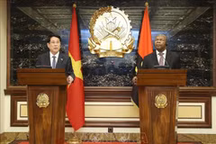 越南国家主席梁强与安哥拉总统若昂·曼努埃尔·贡萨尔维斯·洛伦索会见记者。图自越通社