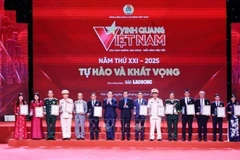越共中央宣教与民运部部长阮仲义向获表彰个人和企业代表授予奖状。图自越通社