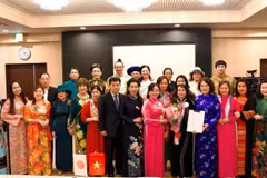越南奥黛遗产俱乐部的代表与越南驻日本大使馆干部合影留念。图自越南人民报