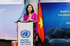 联合国常驻越南协调员宝琳·塔梅西斯发表讲话。图自越通社