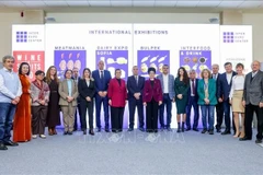 越南驻保加利亚大使阮氏明月与越南驻索菲亚外交使团与协会代表合影。