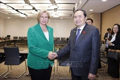 越南国会主席陈青敏与德国联邦参议院议长安克·雷林格。图自越通社