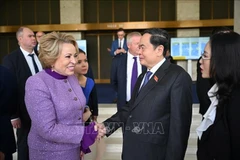 陈青敏与俄罗斯联邦委员会主席瓦莲京娜·马特维延科。图自越通社