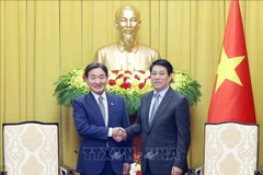 越南国家主席梁强（右）与韩国总统特使朴昌达。图自越通社