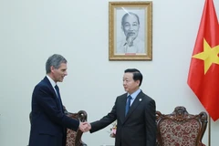 陈红河副总理还能法国达飞集团董事长兼首席执行官萨德。图自越通社