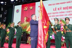 苏林总书记向国防工业总局授予“人民武装力量英雄”称号。图自越通社