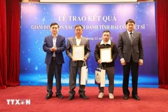 越南科学技术翰林院副院长周黄河向烈士家属授予DNA鉴定结果。图自越通社