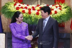 越南国家主席梁强会见泰国总理佩通坦·钦那瓦。图自越通社