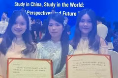 在北京师范大学就读的越南留学生阮玄英以其写给中华文化的《一封情书》荣获了中国教育部留学服务中心第八届“我与中国美丽邂逅”来华留学生征文大赛的一等奖。图自人民报