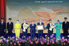 越南政府总理范明政向越南航空公司授予政府总理奖状。图自越通社