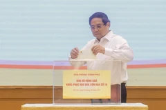 越南政府总理范明政及政府成员捐款援助台风受灾民众。图自越通社