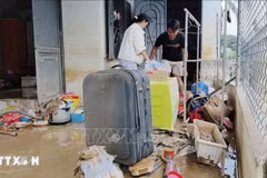 庆和省宁福居民在洪水过后清理房屋。图自越通社