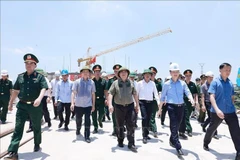 范明政总理视察新丰洲大桥跨施工进度。图自越通社