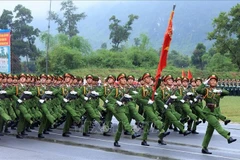 越南人民公安战士参加越南国庆80周年庆典阅兵游行演练活动。图自越通社