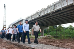 越南政府总理范明政督促九龙江三角洲地区高速公路项目施工进度。图自越通社
