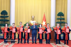 苏林总书记、国家主席同最高人民法院法官合影。图自越通社