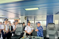 越南海警代表团代表向印方介绍海警8001号船。图自越通社