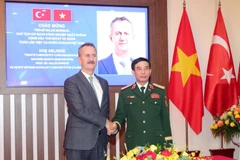 越南国防部长潘文江大将与土耳其国防工业局局长哈卢克·戈尔贡。图自越通