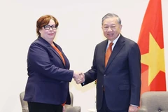 越共中央总书记苏林会见芬兰共产党总书记蒂娜·桑德伯格。图自越通社