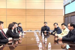 越南劳动总联合会代表团访问越南驻韩国大使馆。图自越通社