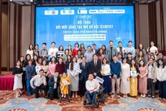 出席研讨会的代表合影。图自越通社